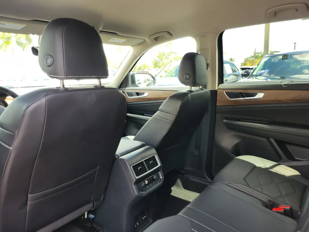 Used 2026  Volkswagen SE w/Technology image 9