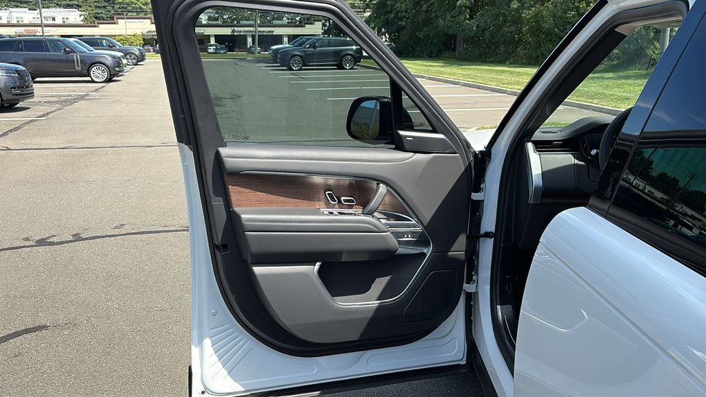 Used 2025 White Land Rover SE image 8