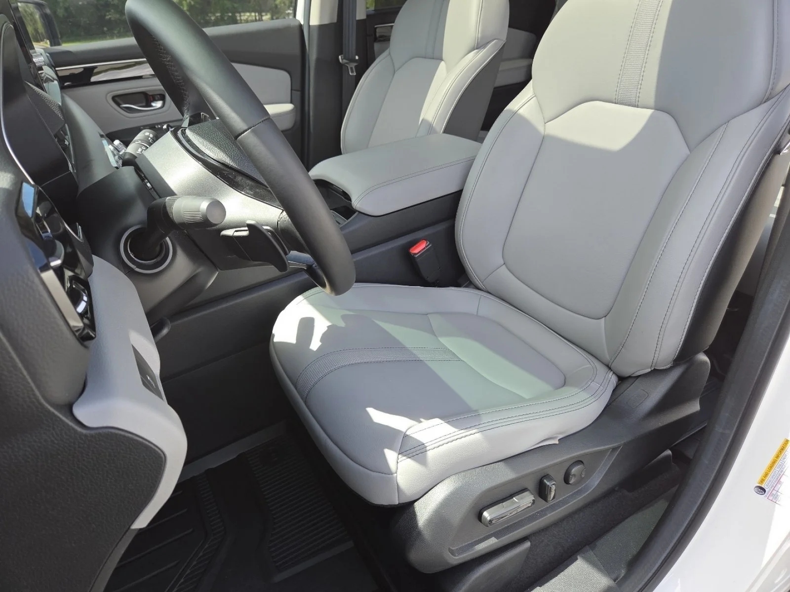 Used 2025 Platinum White Pearl Honda Touring AWD image 27