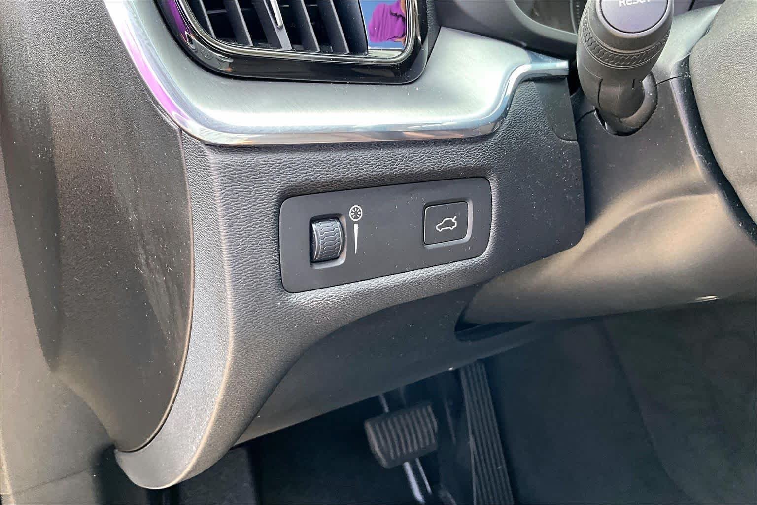 Used 2020 Pine Grey Metallic Volvo Momentum image 33