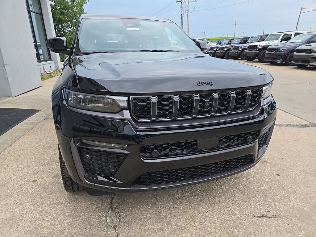 New 2026 Diamond Black Crystal Pearl-Coat Exterior Paint Jeep  image 16