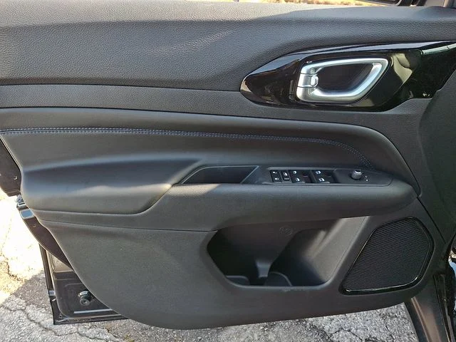 New 2026 Black Jeep Latitude image 12