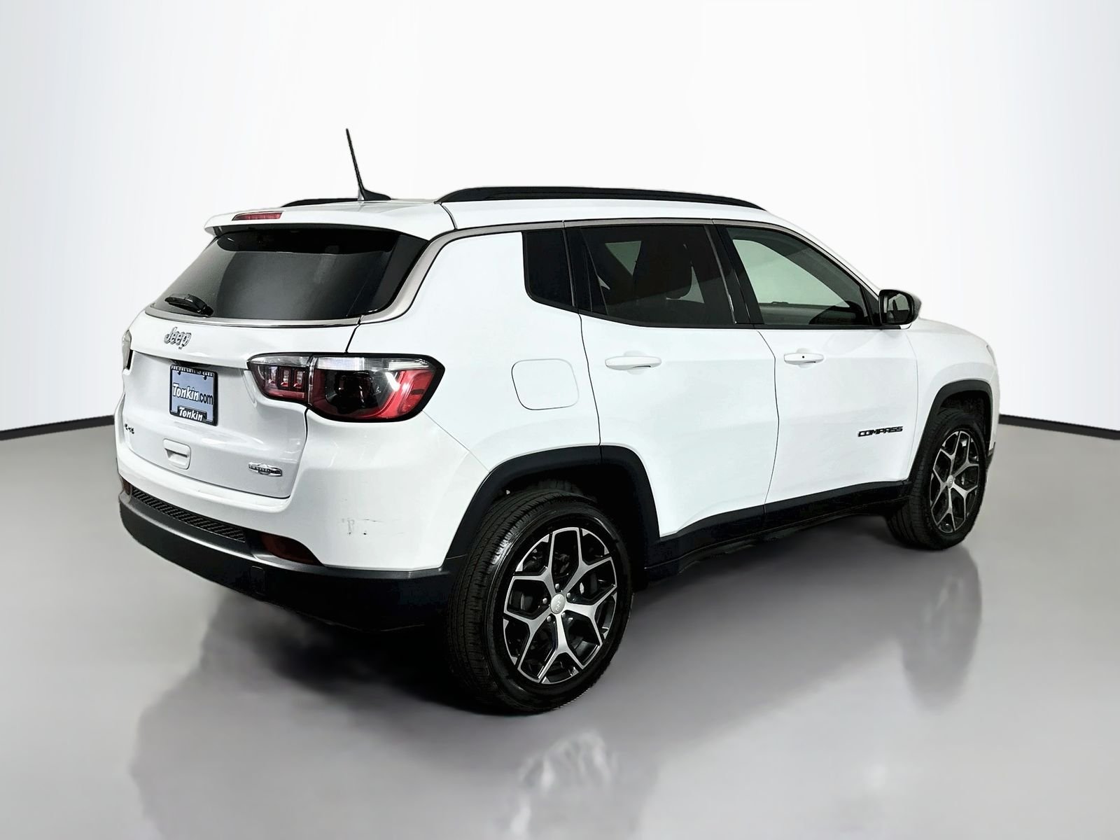 Used 2024 Bright White Clearcoat Jeep Latitude image 7
