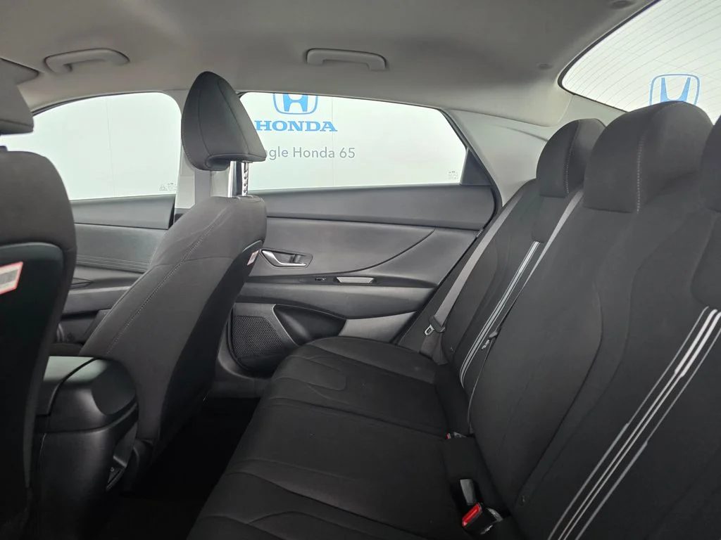 Used 2025  Hyundai SE image 13