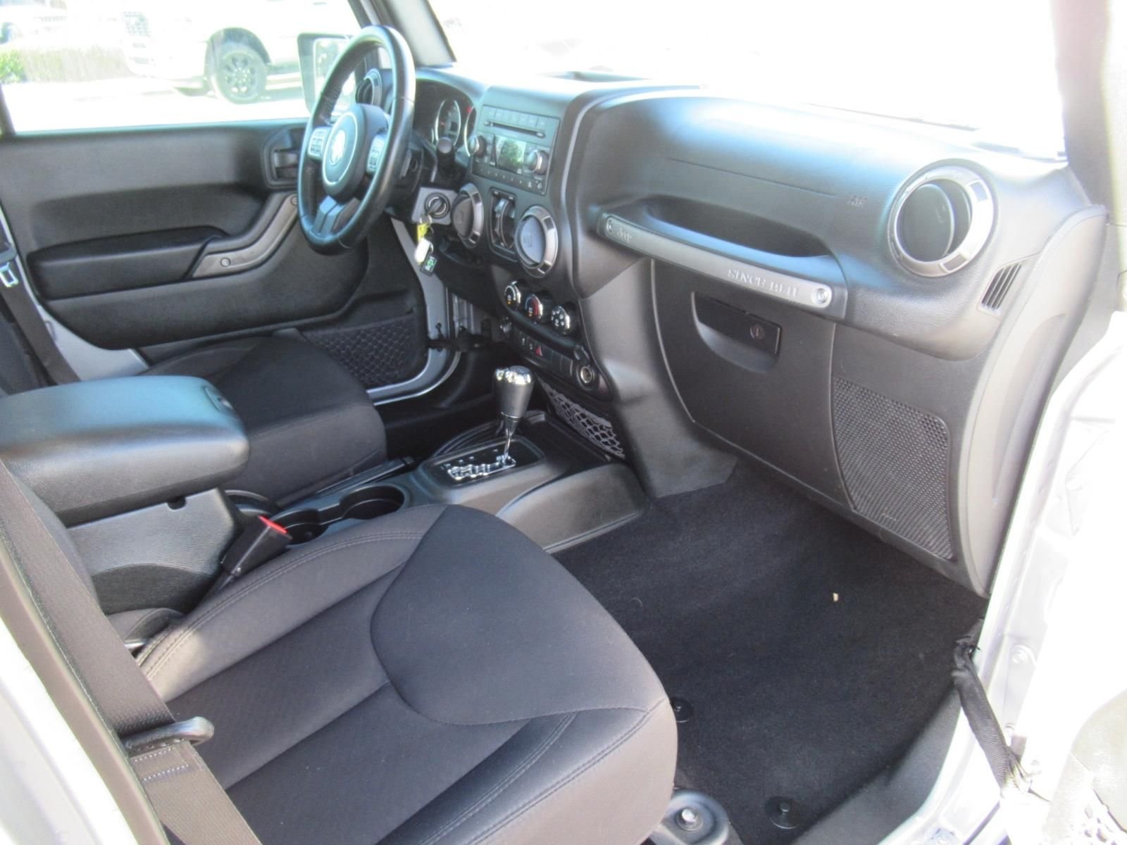 Used 2018 Silver Jeep Unlimited Sport image 15