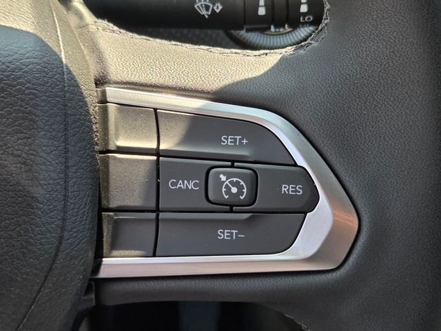 New 2026 Bright White Clear-Coat Exterior Paint Jeep Latitude image 23