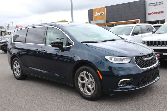 2024 Chrysler Pacifica Limited's photo