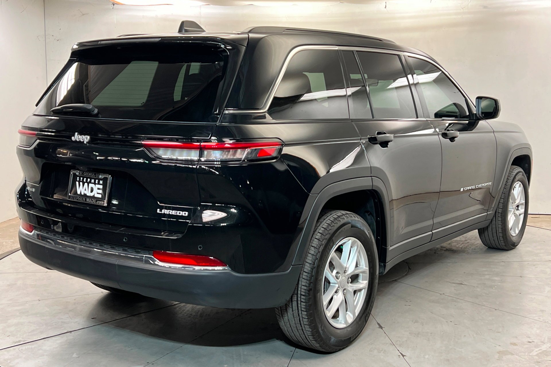 Used 2025 Diamond Black Crystal Pearlcoat Jeep Laredo X image 6