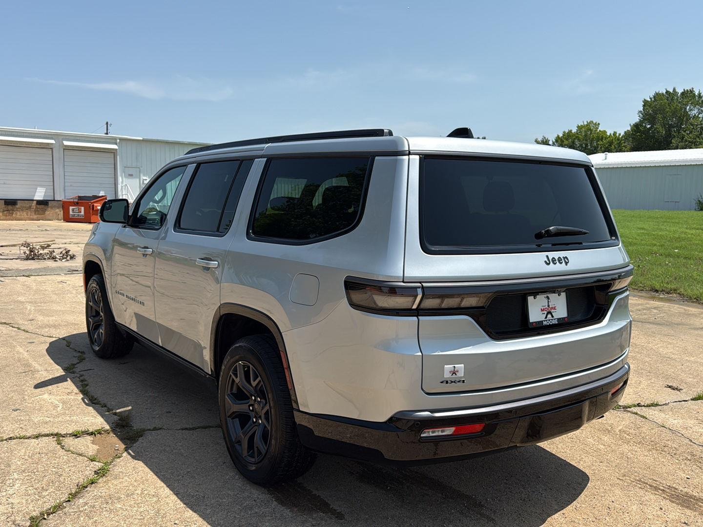 New 2026 Silver-Zynith Exterior Paint Jeep Limited Altitude image 5