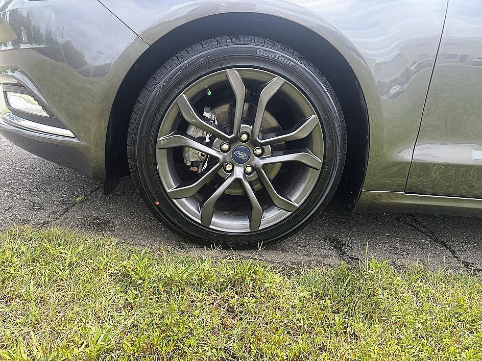 Used 2018 Magnetic Metallic Ford SE image 12