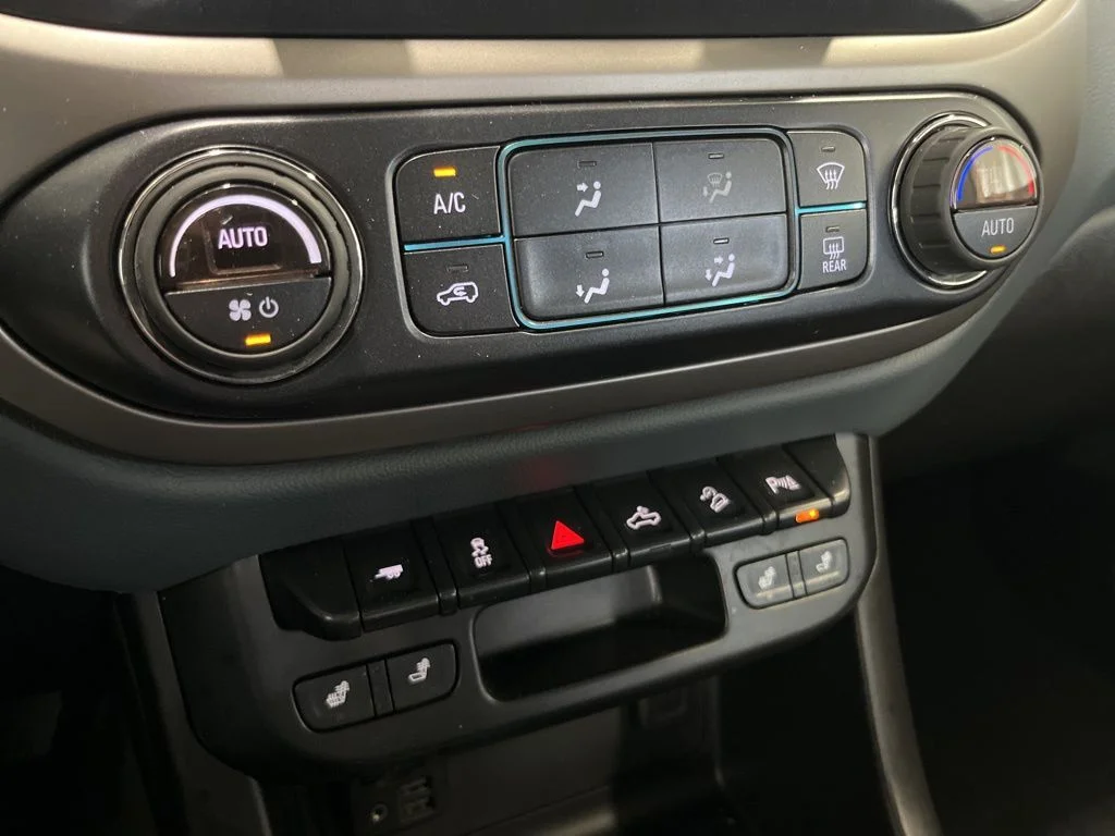 Used 2020 Silver Chevrolet Z71 image 14