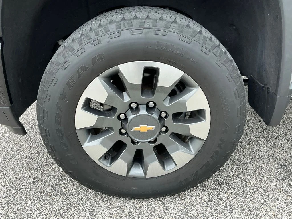 Used 2024 White Chevrolet Custom image 31