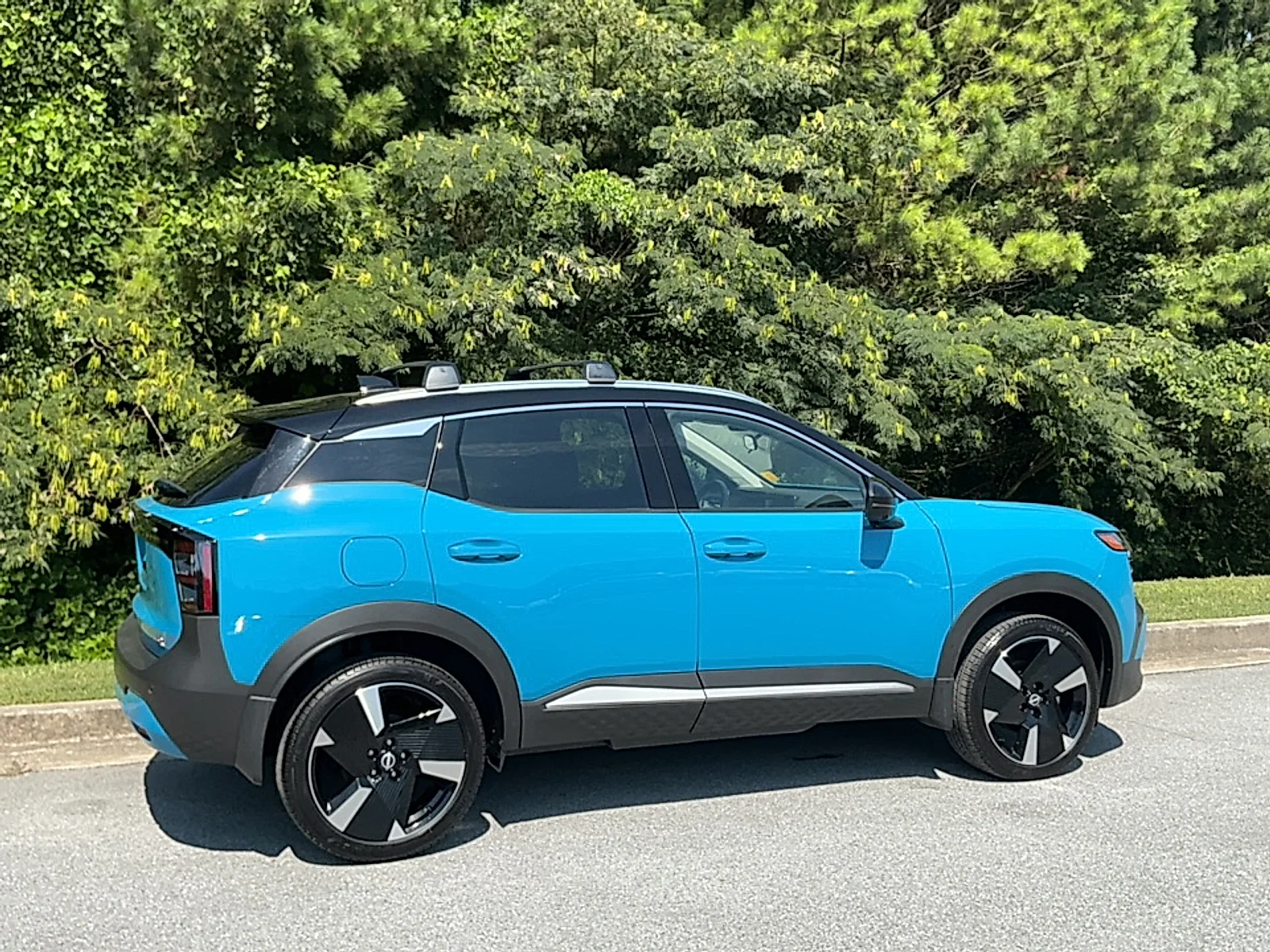 Used 2026 Arctic Ice Blue Metallic/Super Black Nissan SR image 2