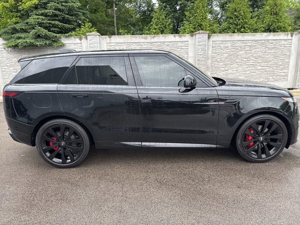 Used 2023 Black Land Rover SE Dynamic image 7