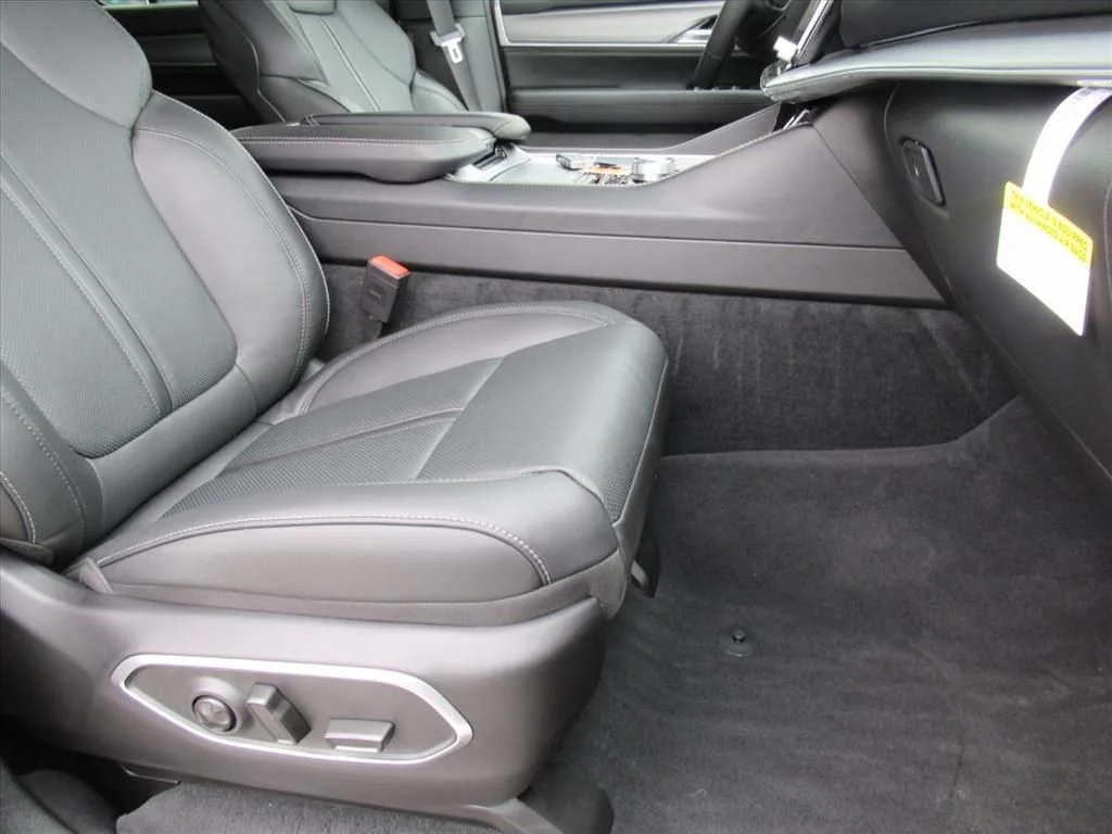 New 2026 Velvet Red Pearl-Coat Exterior Paint Jeep  image 9