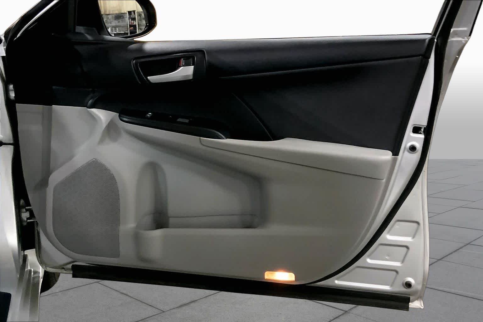 Used 2014 Classic Silver Metallic Toyota LE image 23