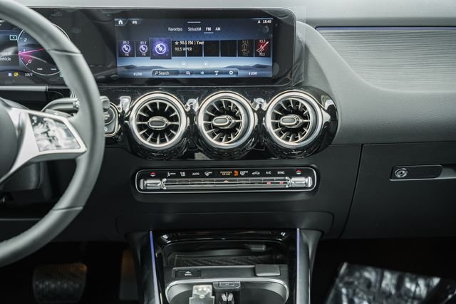 New 2026 Polar White Mercedes-Benz GLA 250 image 22