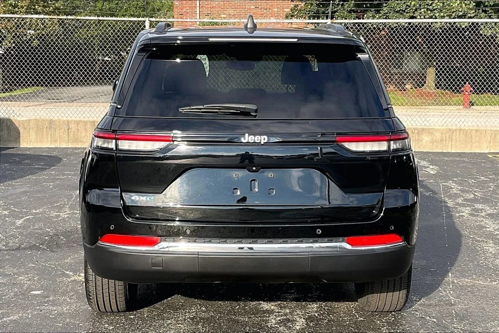 Used 2024 Diamond Black Jeep 4xe image 3