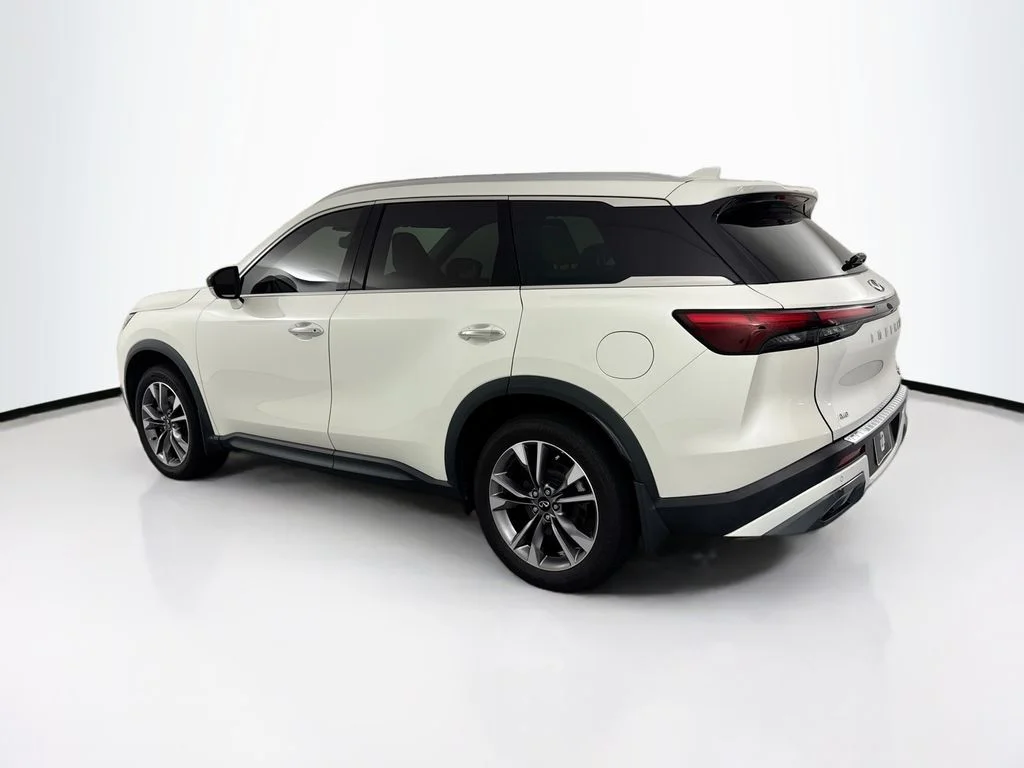 Used 2022 White INFINITI LUXE image 7