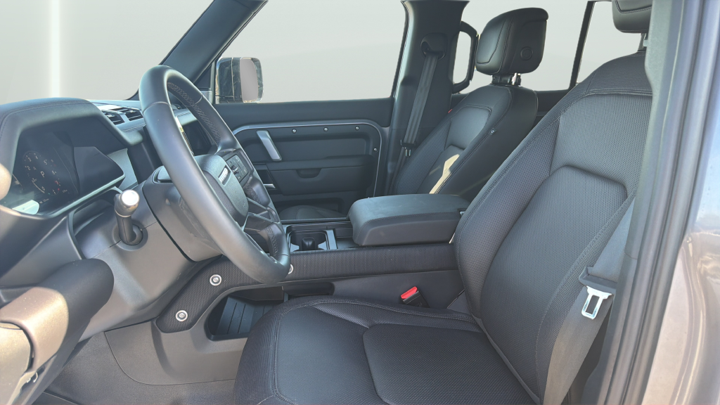Used 2024  Land Rover Outbound image 17