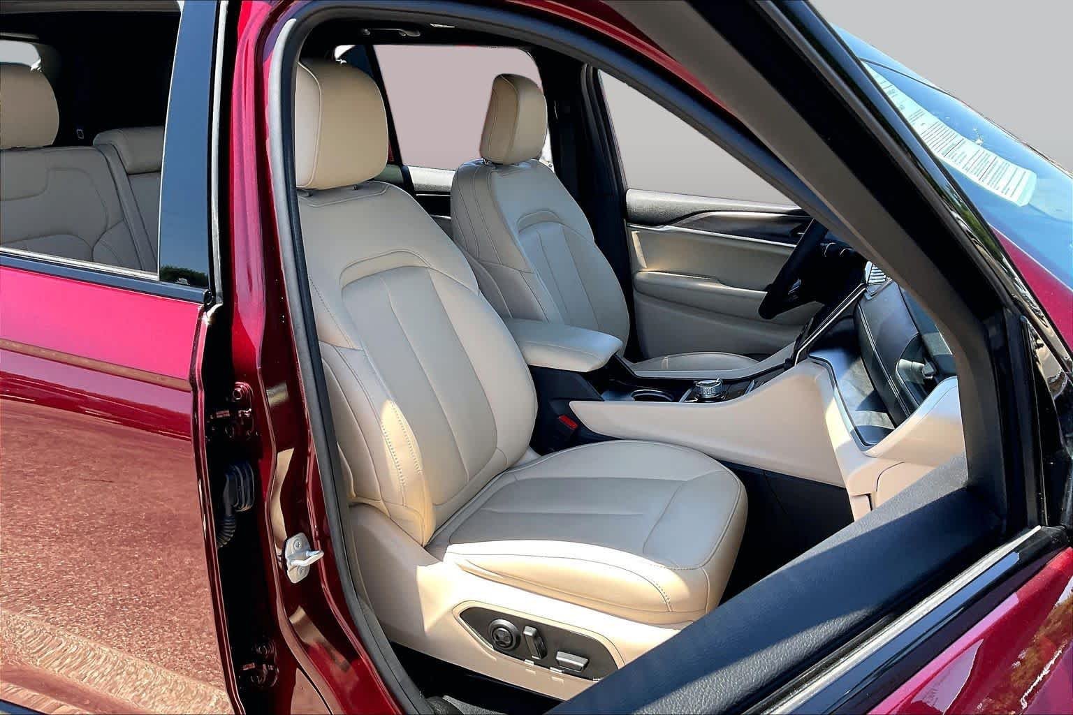 Used 2025 Velvet Red Pearlcoat Jeep Limited image 9