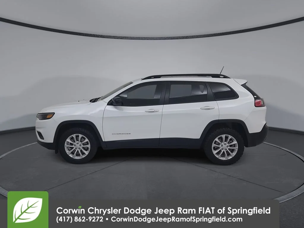 Certified Used 2022 White Jeep Latitude Lux image 9
