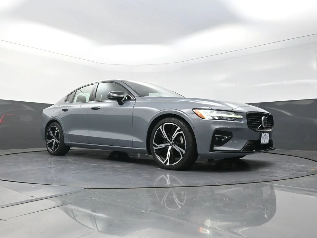 Used 2024  Volvo B5 Plus Dark Theme image 27