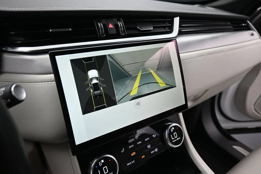 Used 2023  Jaguar P400 R-Dynamic S image 14