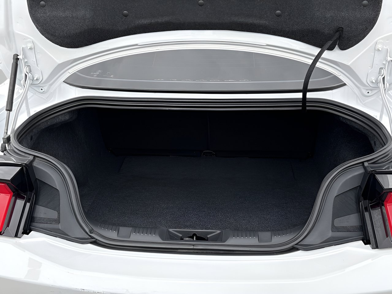 Used 2024 Oxford White Ford EcoBoost image 8