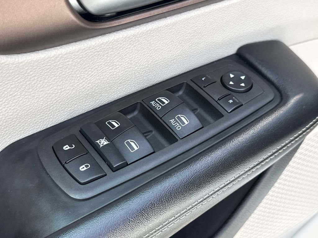 Used 2022 White Chrysler LX image 19
