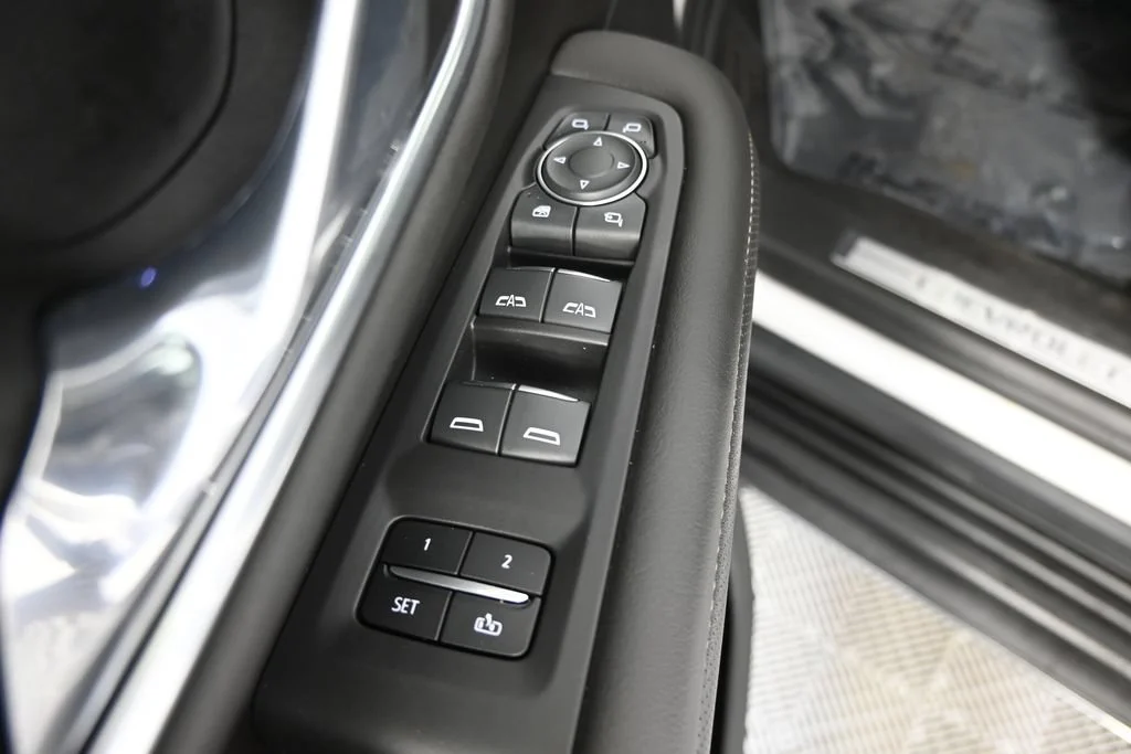 Used 2021 IRIDESCENT PEARL TRICOAT Chevrolet Premier image 21