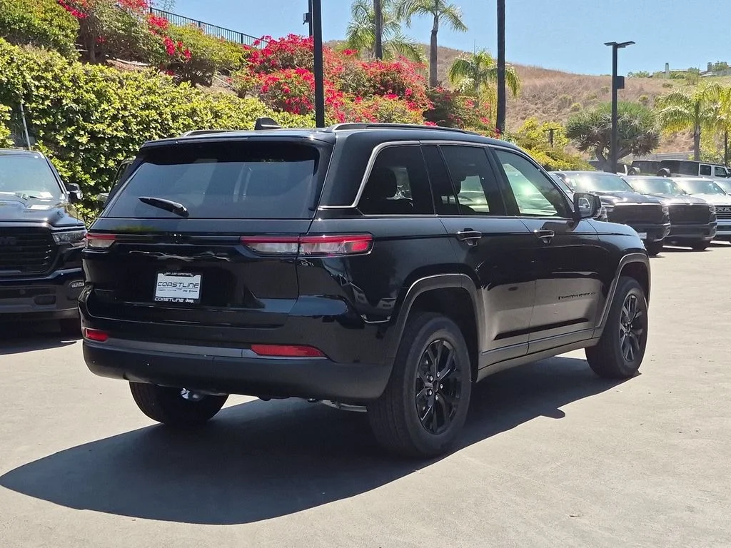 New 2026 Diamond Black Crystal Pearl-Coat Exterior Paint Jeep Altitude image 5