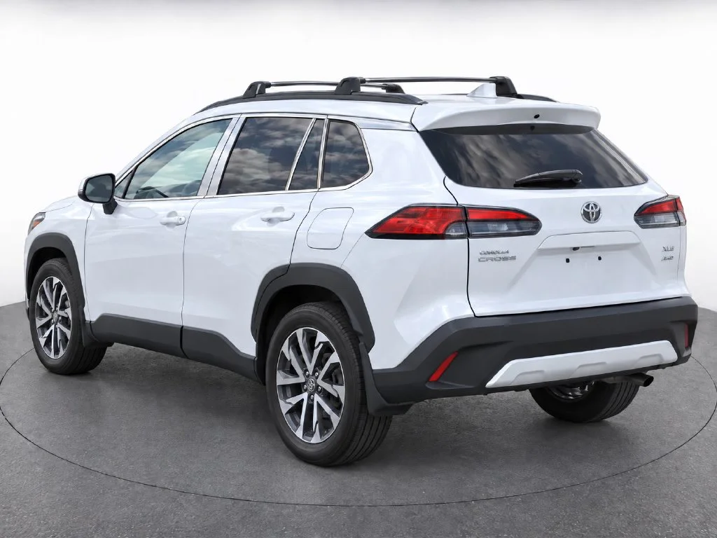 Used 2024 White Toyota XLE image 3