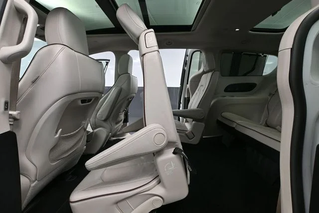 Used 2020 White Chrysler Limited image 39