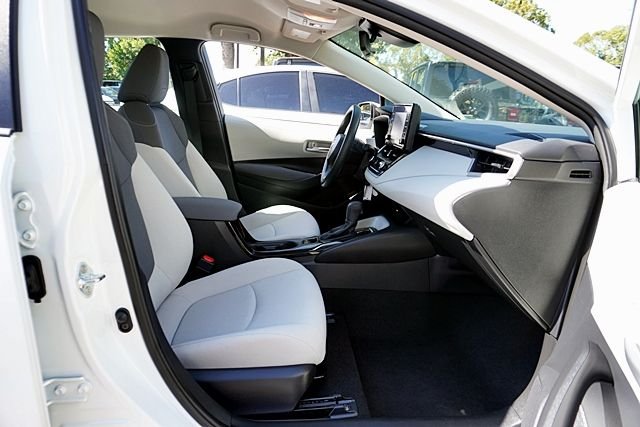 Used 2021 White Toyota L image 10