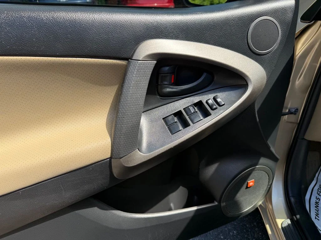 Used 2009  Toyota Limited image 13
