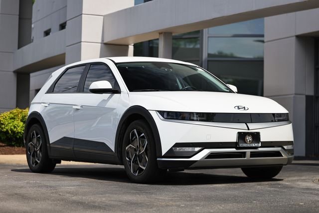 Used 2023 Atlas White Hyundai SEL image 1
