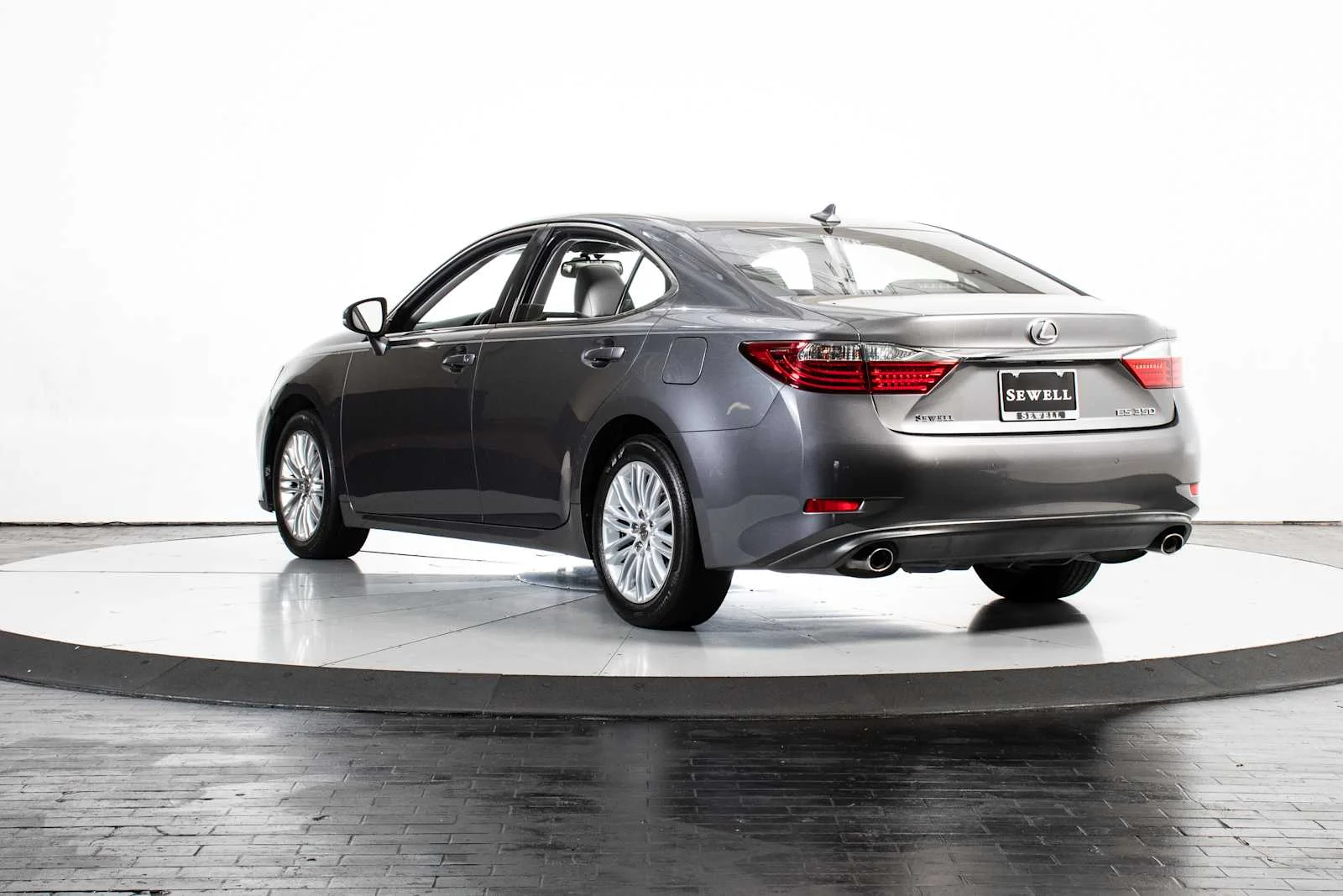 Used 2013 Nebula Gray Pearl Lexus 4dr Sdn image 4