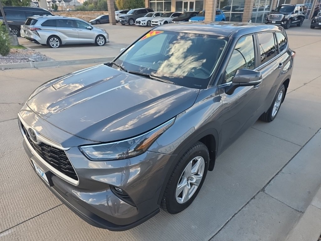 2024 Toyota Highlander LE photo 4