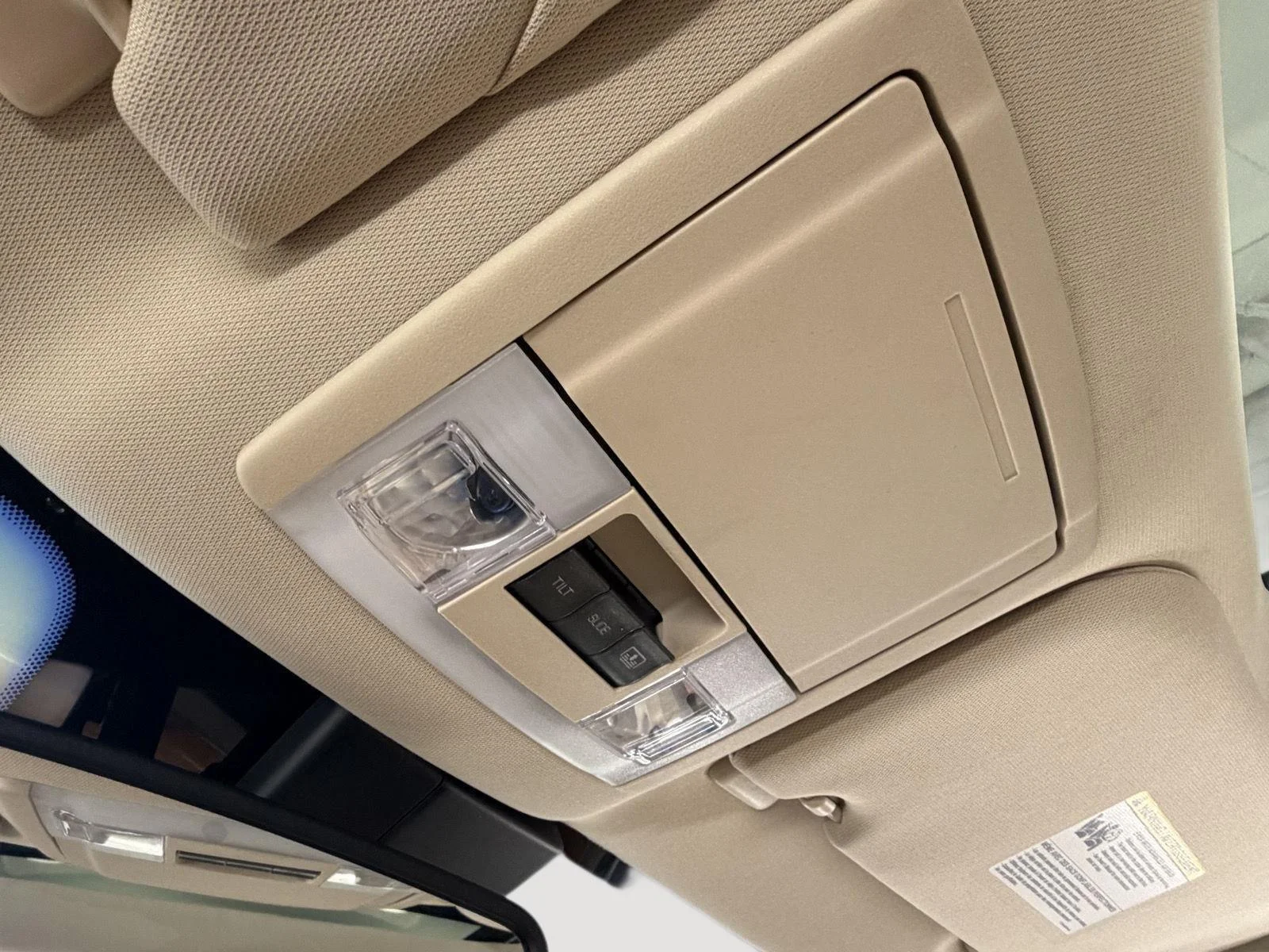 Used 2011 White Platinum Metallic Tri-Coat Lincoln Base image 17