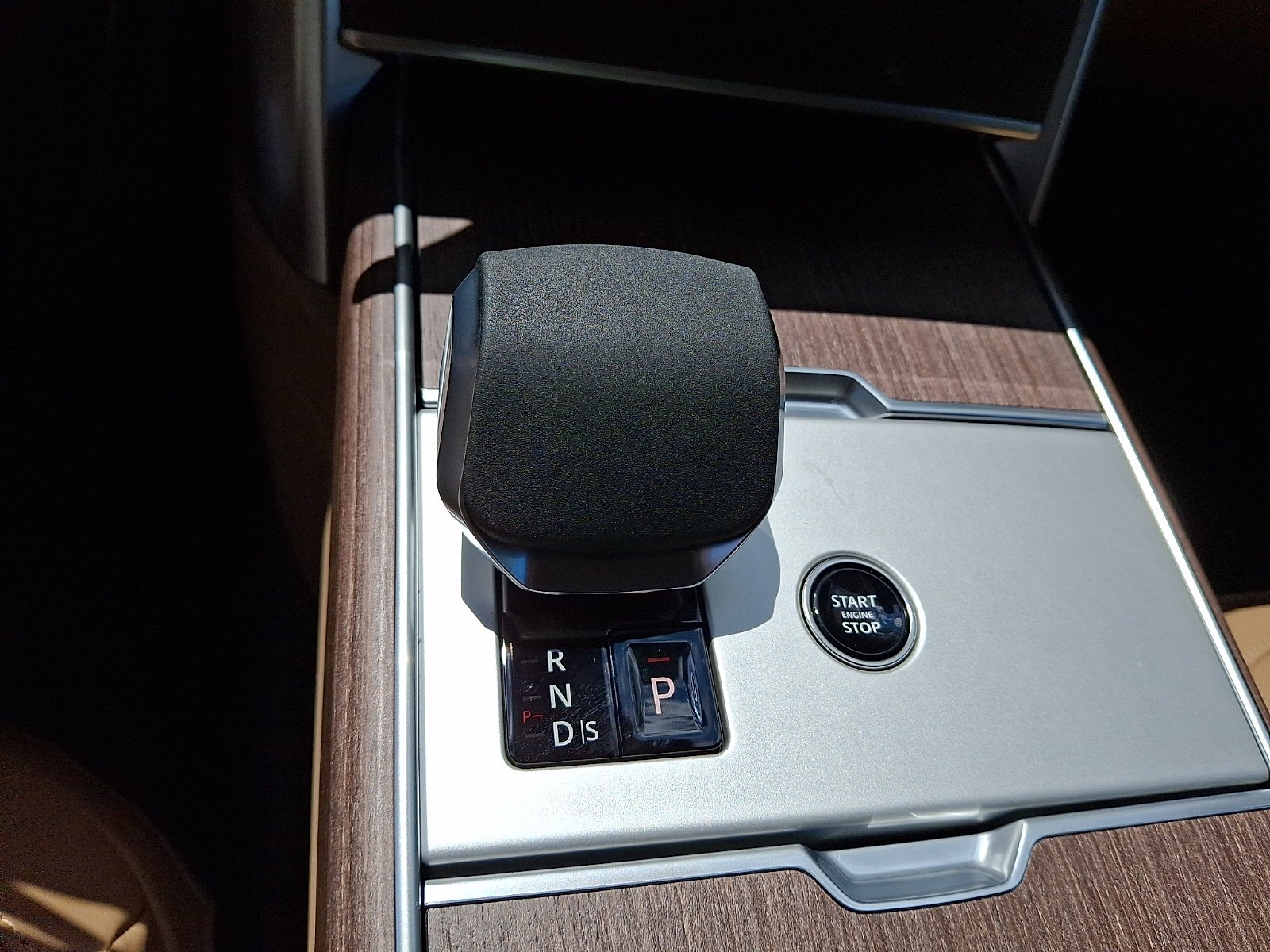 New 2026 Batumi Gold Land Rover P400 SE 7 Seat image 12