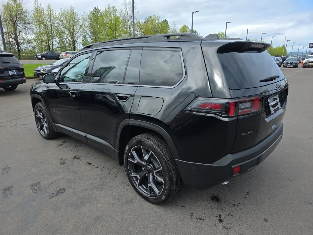 New 2026 Diamond Black Crystal Pearl-Coat Exterior Paint Jeep Overland image 3