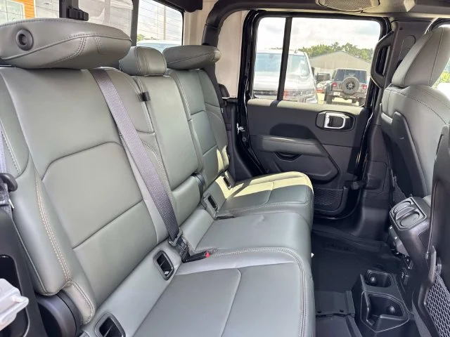 New 2026 Black Clear-Coat Exterior Paint Jeep Mojave image 10