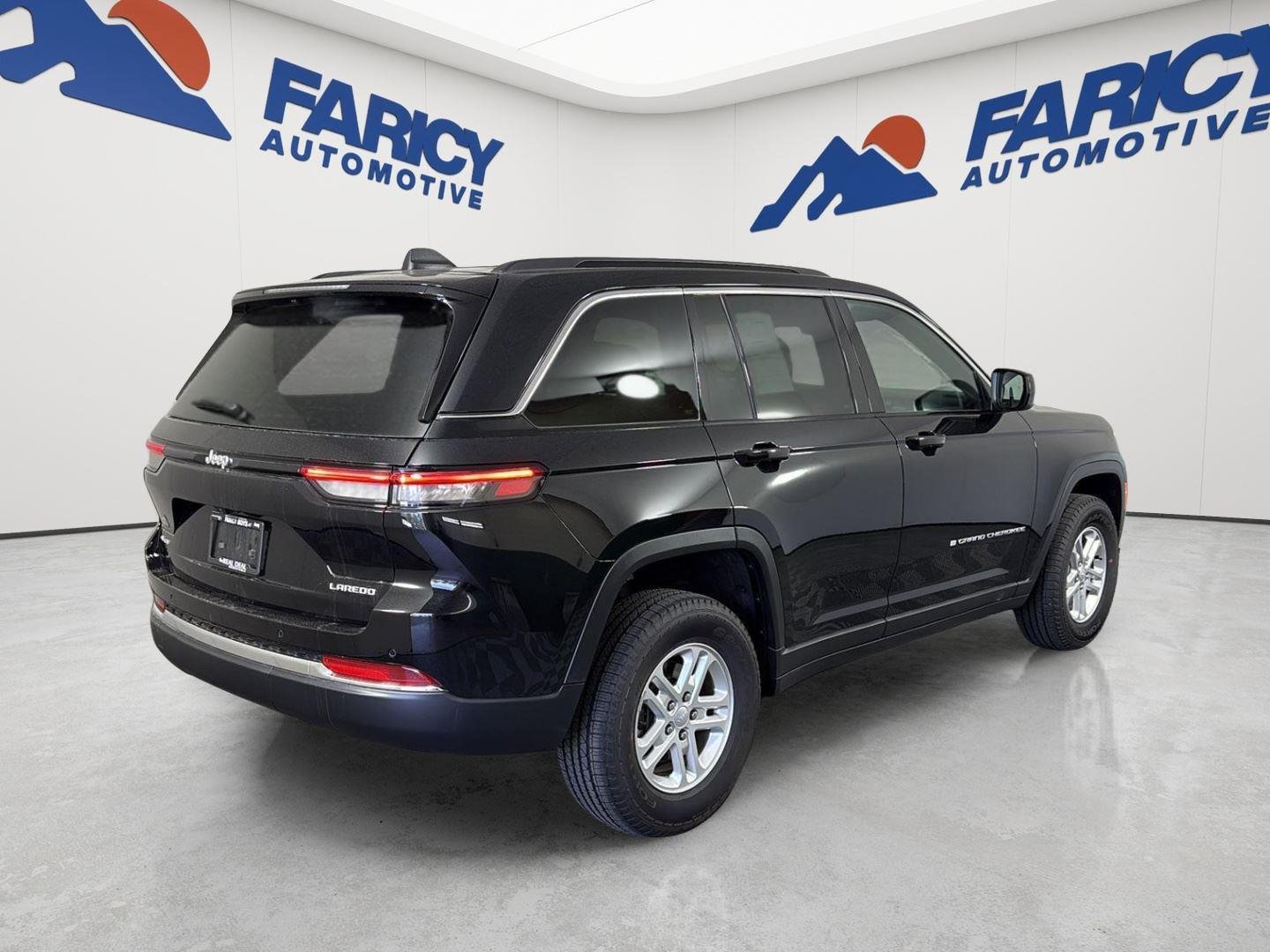 New 2025 Diamond Black Crystal Pearl-Coat Exterior Paint Jeep Laredo image 4