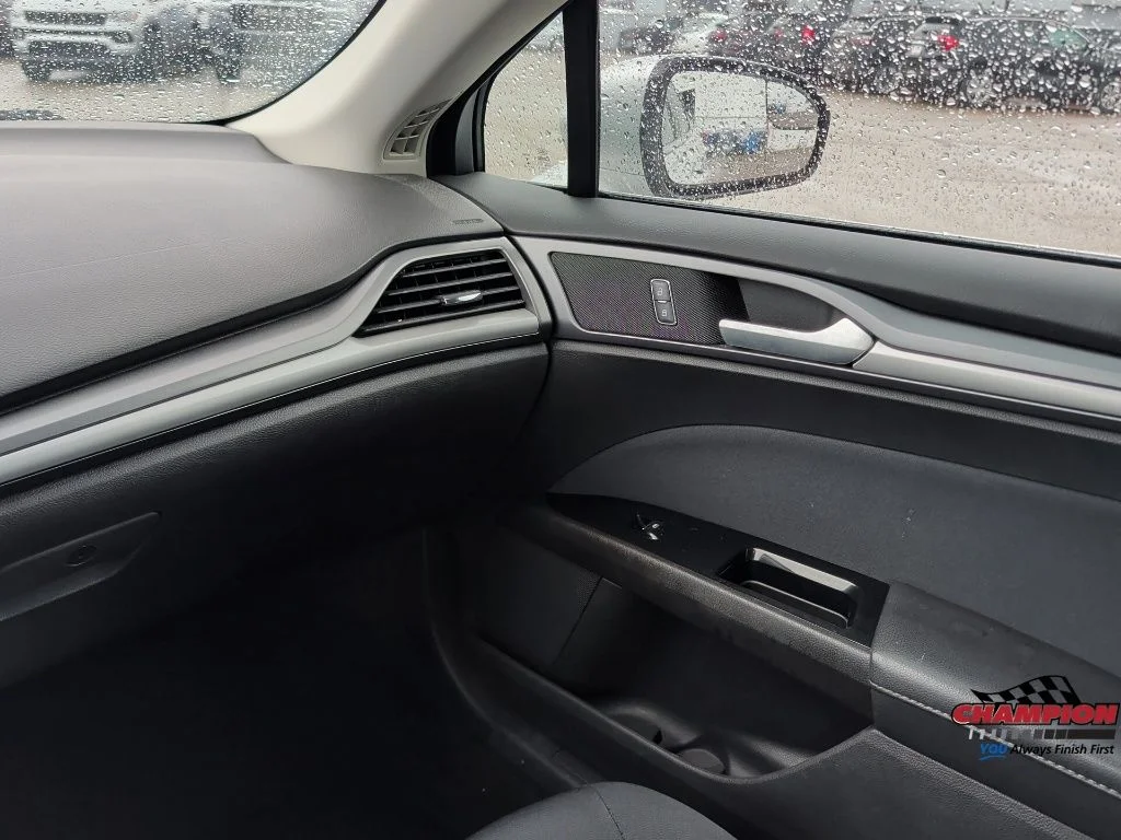 Used 2016 Silver Ford SE image 22
