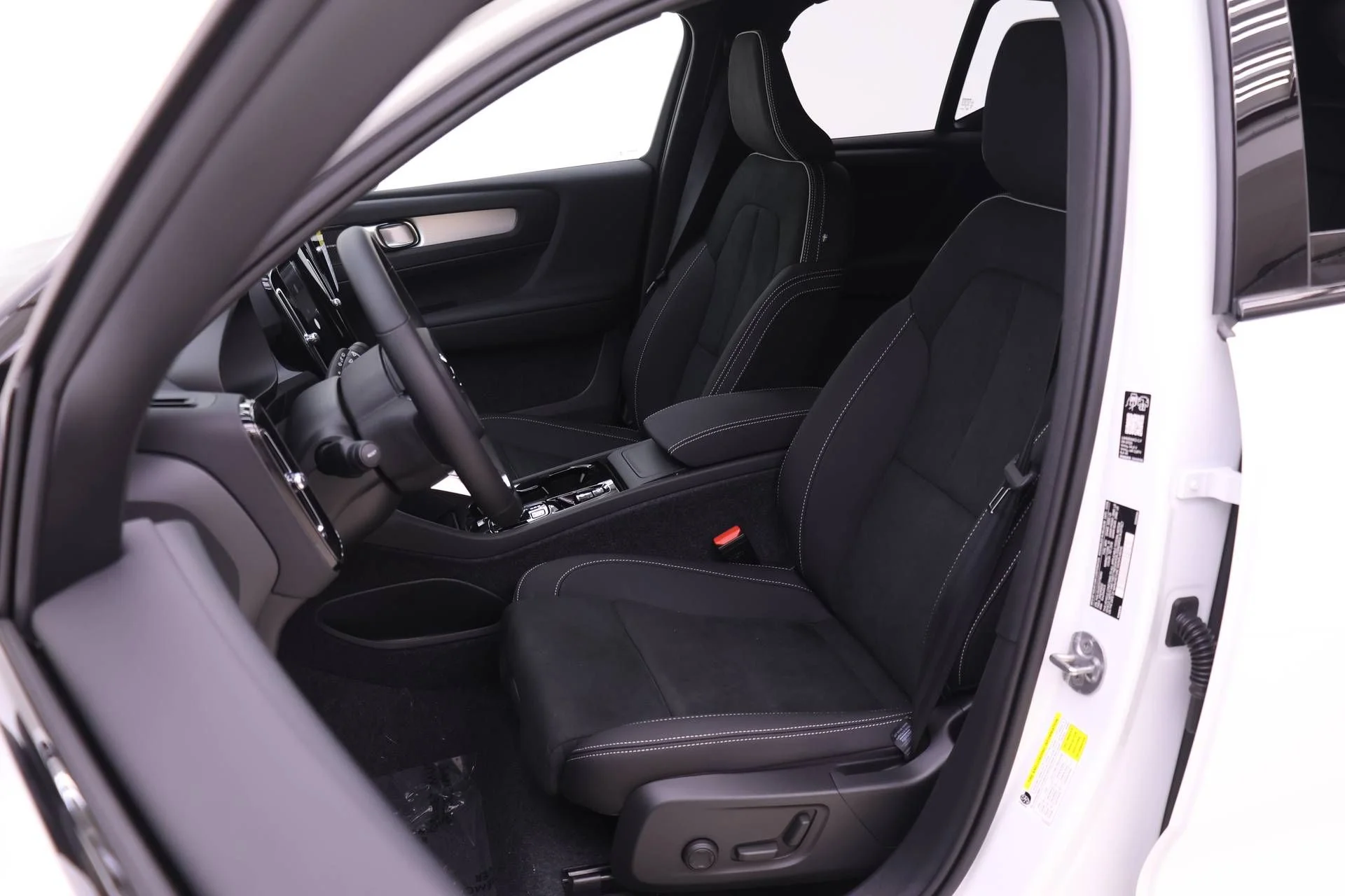New 2026 White Volvo B5 Ultra Black Edition image 7