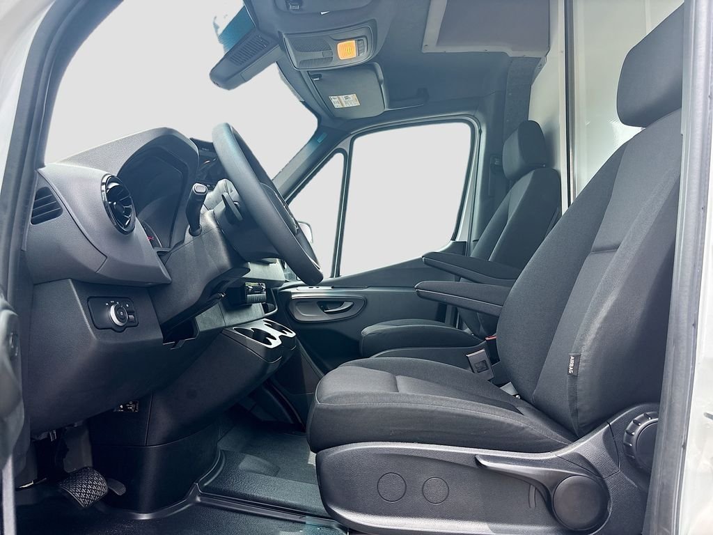 Used 2024  Mercedes-Benz DRY BOX TRUCK image 29