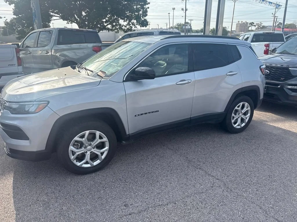 Used 2024 Silver Jeep Latitude image 7