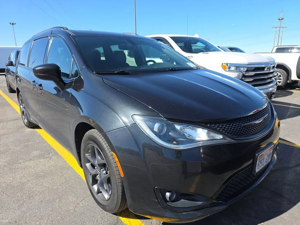 2018 Chrysler Pacifica Touring L Plus's photo