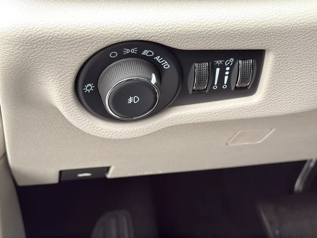 Used 2024 White Chrysler Touring L image 28